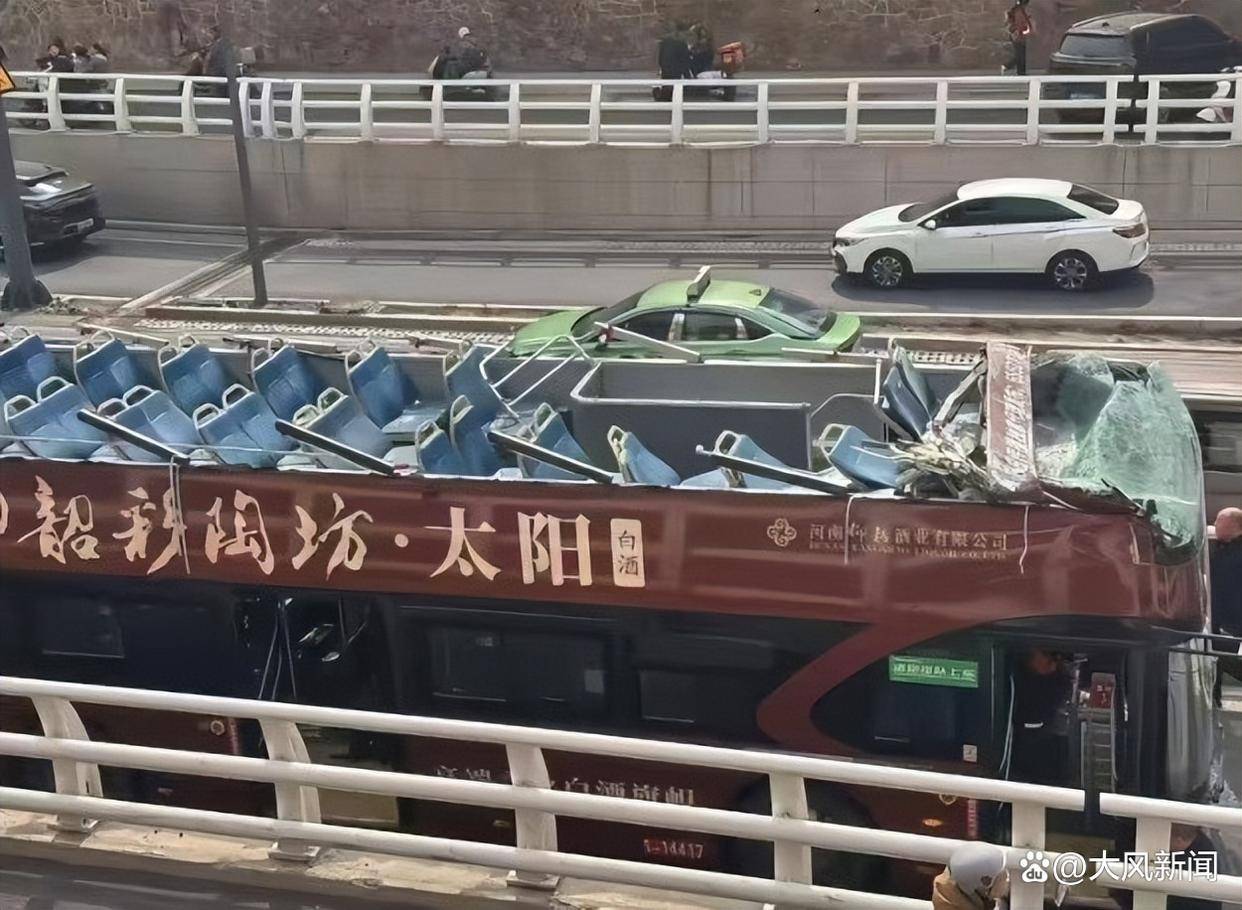 郑州双层巴士过下穿道被“掀顶”，职能部门回应：系新入职司机误入限高通道酿事故，无人员伤亡