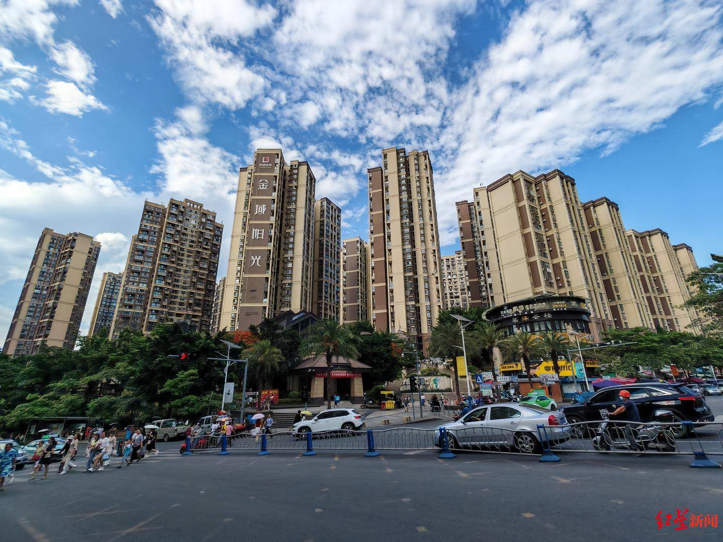 一个小区的停车困局：1200余户抢573个临停车位，先到先停、停满禁入引争议