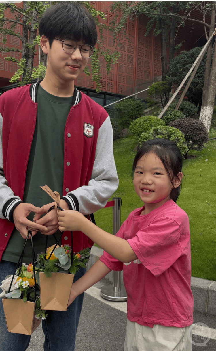 “希望我哥哥考全班第一！”7岁妹妹考场外送小花篮